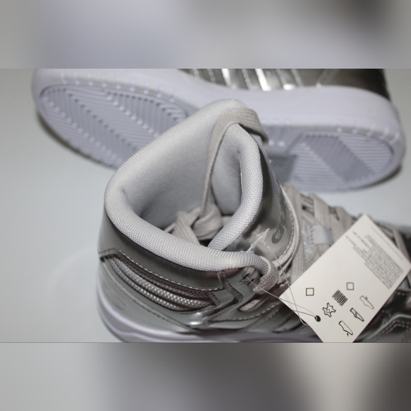 ✨🆕✨ NWOB ADIDAS Entrap Mid Silver Metallic - Picture 12 of 16